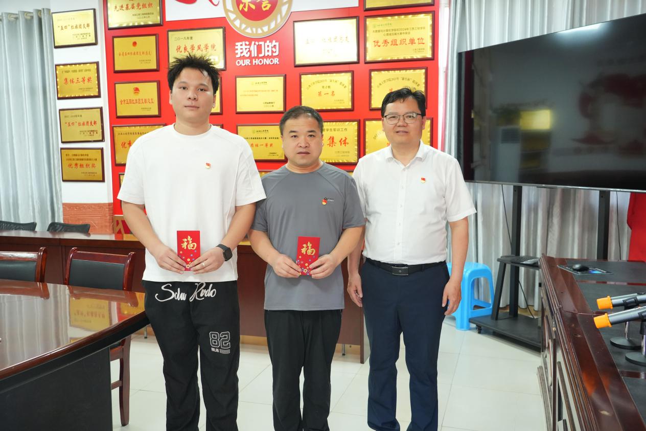 华亿在线校领导开展“七一”走访慰问活动