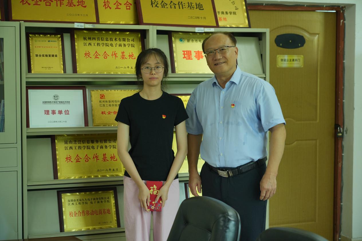 华亿在线校领导开展“七一”走访慰问活动